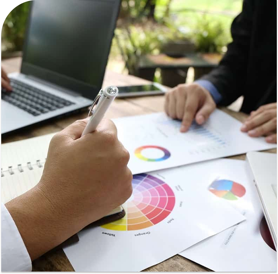 Análisis y Benchmarking Digital de Competencia | Digimedia Marketing Profesional analizando métricas y gráficos de rendimiento para estudio de competencia y benchmarking digital